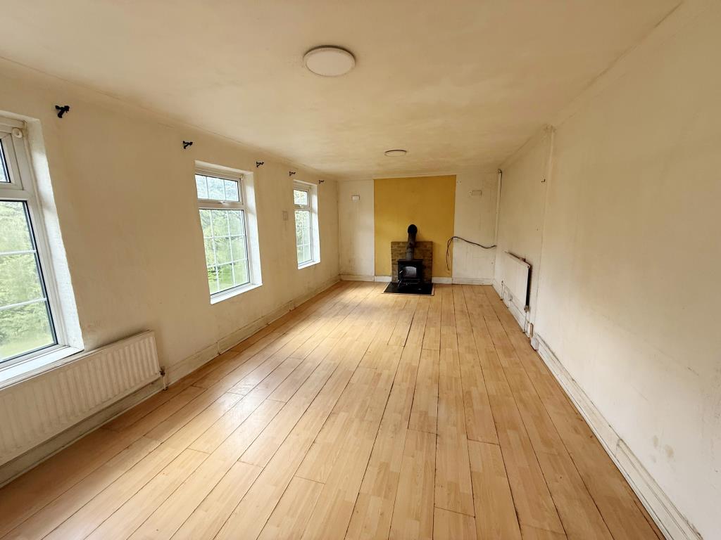 Lot: 100 - DETACHED BUNGALOW WITH POTENTIAL - Living room